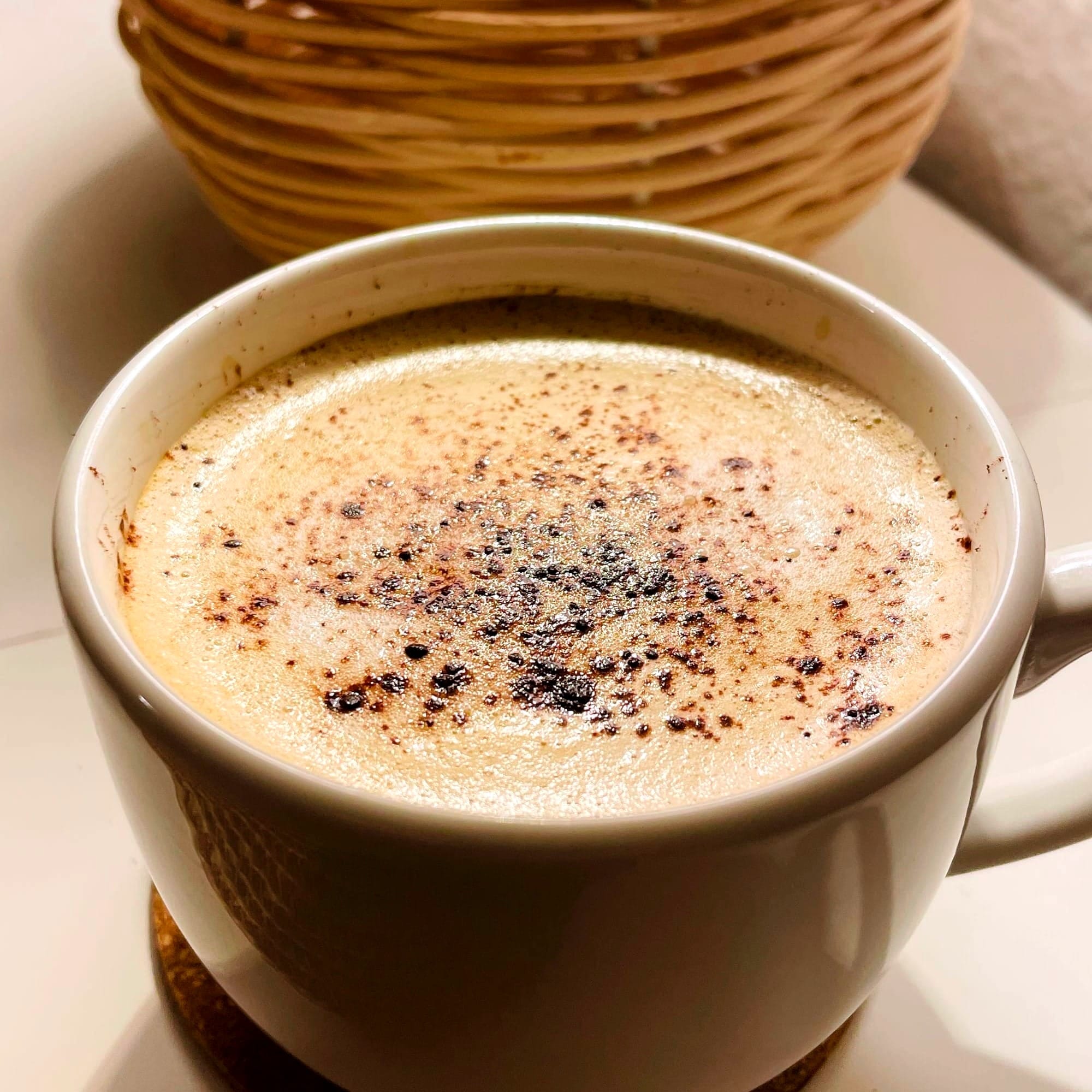 Cappuccino mit Kollagenpulver gemischt – 2 Teelöffel Carnivoro Kollagen für Haut, Gelenke und besseren Schlaf